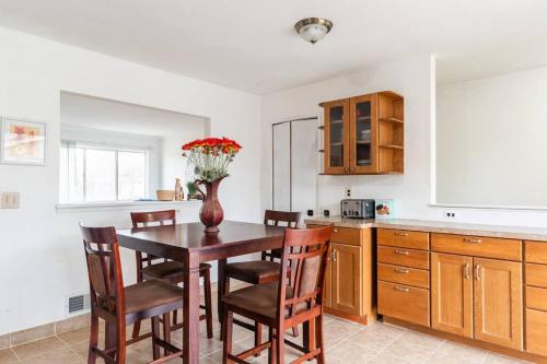 Cozy home in 5-star LivoniaWestlandCanton neighborhood in Livonia, USA