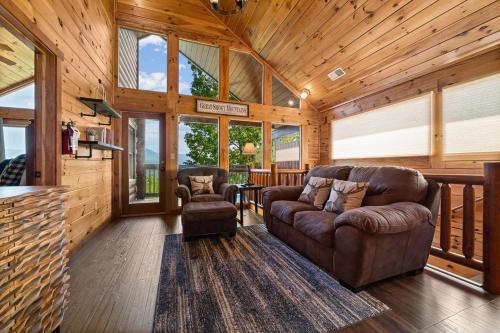 Beauty and the Bear Cabin with Private Hot Tub - image 2