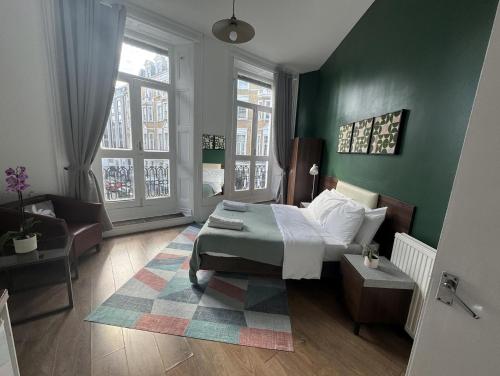 Charming large studio Apartment with balcony, London