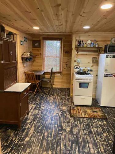 2 Bed 1 Bath Quiet Cabin Outskirts of Davenport in Davenport, USA