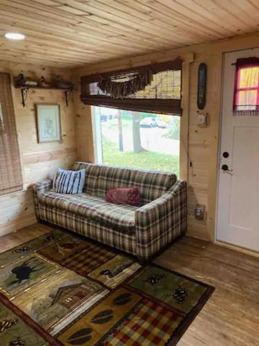 2 Bed 1 Bath Quiet Cabin Outskirts of Davenport in Davenport, USA
