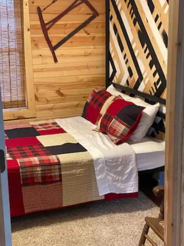 2 Bed 1 Bath Quiet Cabin Outskirts of Davenport in Davenport, USA