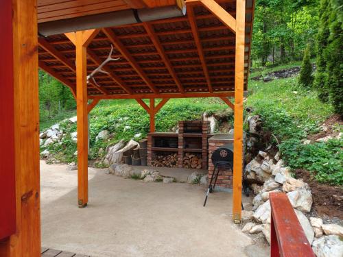 Lili's Lovely Log Home in the Forest