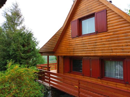 Lili's Lovely Log Home in the Forest