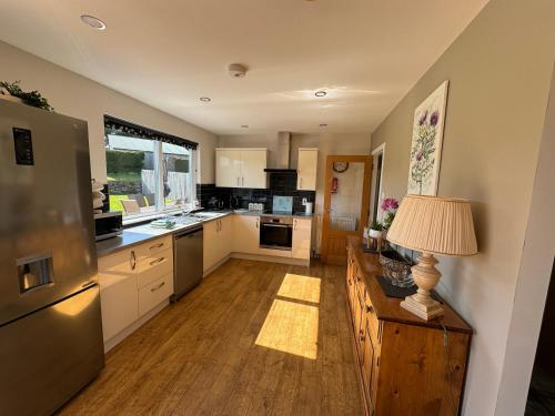 кухня, Drumhead Cottage Finzean, Banchory Aberdeenshire Self Catering with Hot Tub in Стракан