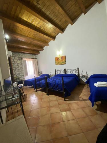 1 king bed, 2 twin beds