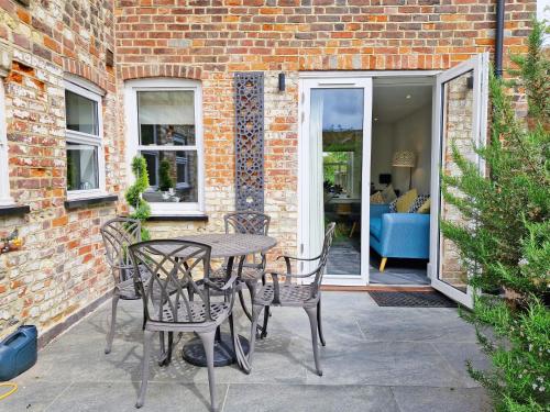 Four Priory Road Chichester - image 8