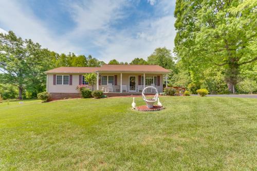 Chatham Getaway with Fireplace, Deck and Gas Grill!