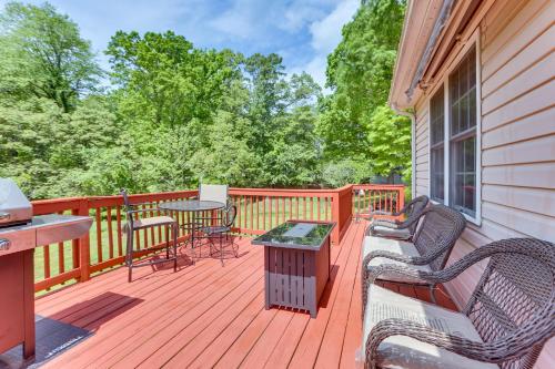 Chatham Getaway with Fireplace, Deck and Gas Grill!