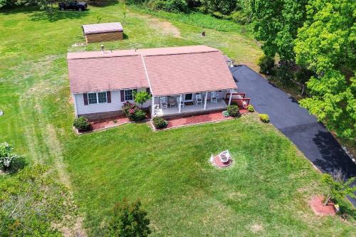 Chatham Getaway with Fireplace, Deck and Gas Grill!