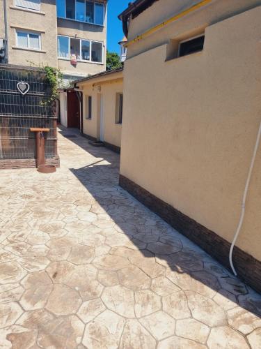 Apartament 2 camere la curte cu foisor Apartament 2 camere la curte cu foisor