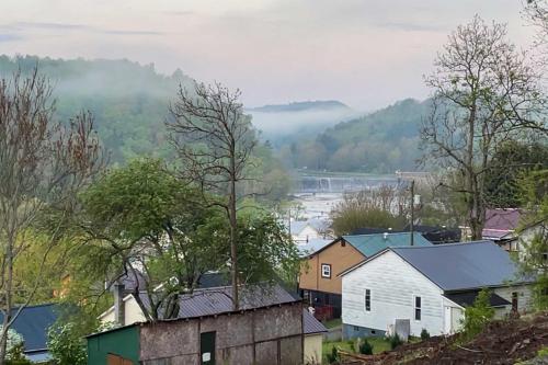 Cozy Fries Escape with Mountain and River Views!