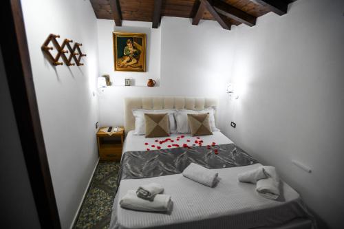 Standard Double Room image 3