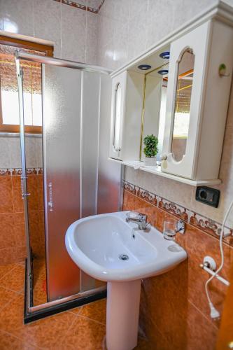 Deluxe Double or Twin Room with Balcony image 4