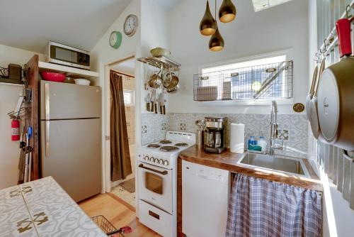 Newly Built Gold Coast Cottage Walk to Lake MI - image 11