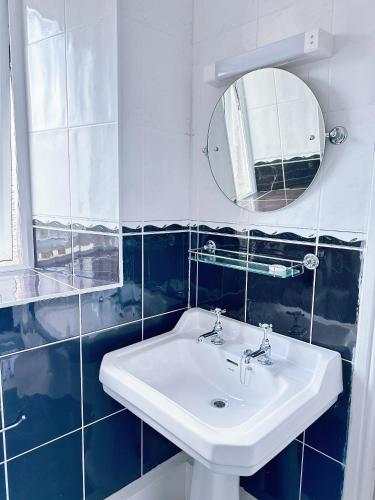Twin Room with Private Bathroom image 4