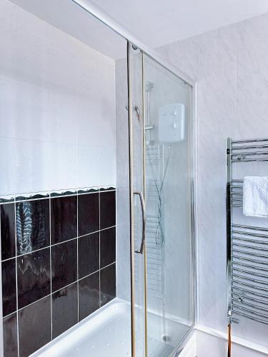 Twin Room with Private Bathroom image 5