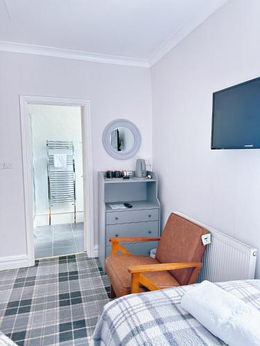 Twin Room with Private Bathroom image 3