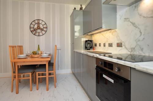 кухня, Janeville Holiday Apartment in Лохгілпхед