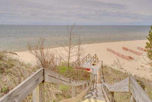 Beachfront Lake Michigan Cottage with Fire Pit and Deck - image 6