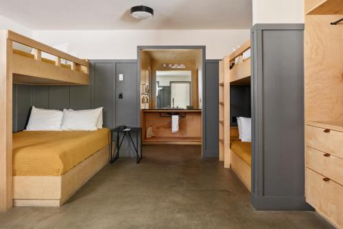 553581891 The Coachman Hotel
