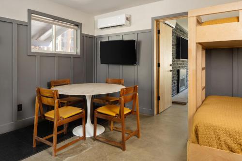 553581941 The Coachman Hotel
