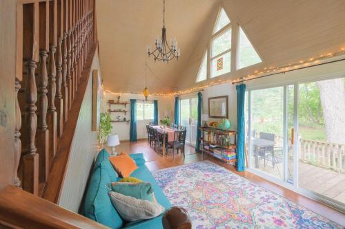 Ancient Oak Sanctuary Rural getaway, walking paths