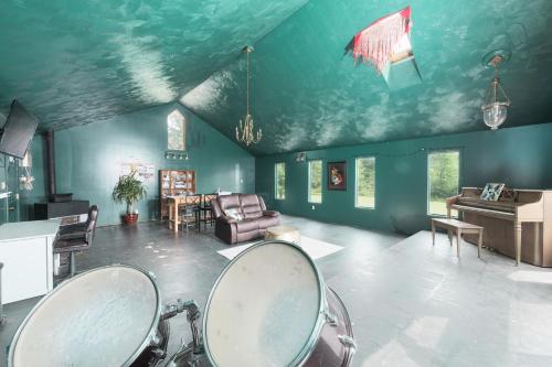 Ancient Oak Sanctuary Rural getaway, walking paths