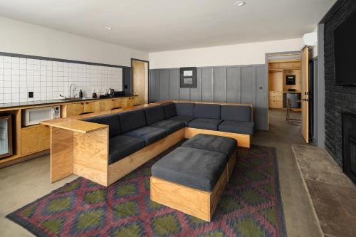 553582072 The Coachman Hotel
