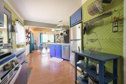 Ancient Oak Sanctuary Rural getaway, walking paths