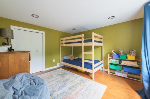 Ancient Oak Sanctuary Rural getaway, walking paths