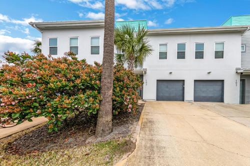 Completely Coastal Spacious townhome with Harbor views a Dock and community Pool