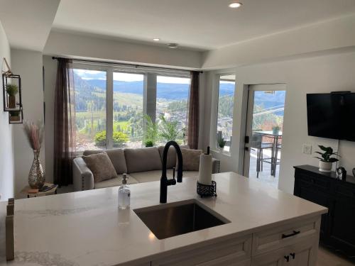 Black Mountain Amazing Home on Golf Course - Apartment - Kelowna