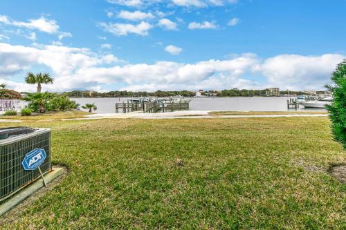 Completely Coastal Spacious townhome with Harbor views a Dock and community Pool