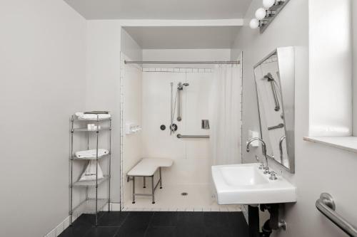 553583228 The Coachman Hotel