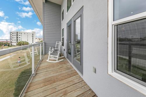 Completely Coastal Spacious townhome with Harbor views a Dock and community Pool