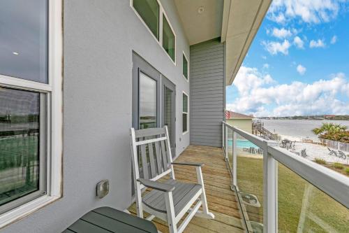 Completely Coastal Spacious townhome with Harbor views a Dock and community Pool