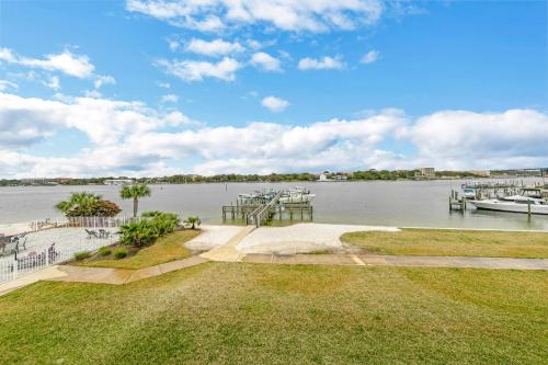 Completely Coastal Spacious townhome with Harbor views a Dock and community Pool