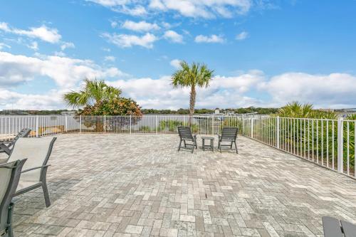 Completely Coastal Spacious townhome with Harbor views a Dock and community Pool