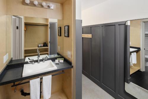 553583339 The Coachman Hotel