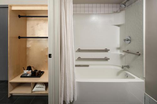 553583599 The Coachman Hotel