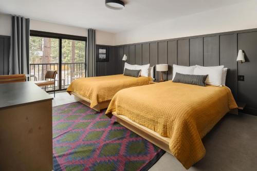 553583669 The Coachman Hotel