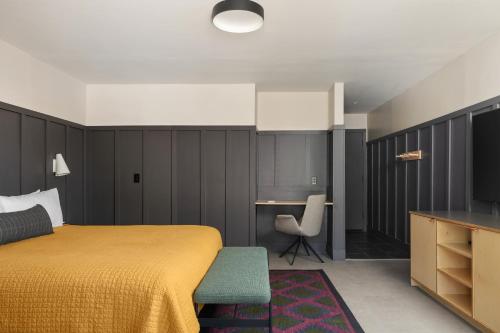 553583693 The Coachman Hotel