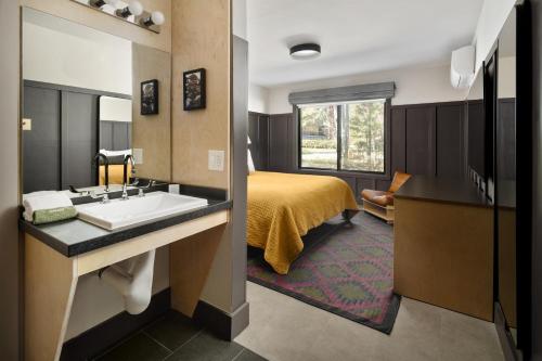 553583701 The Coachman Hotel