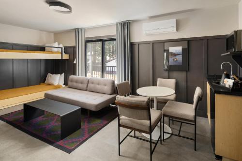 553583739 The Coachman Hotel