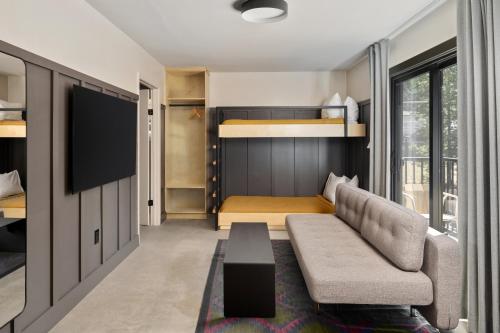 553583750 The Coachman Hotel