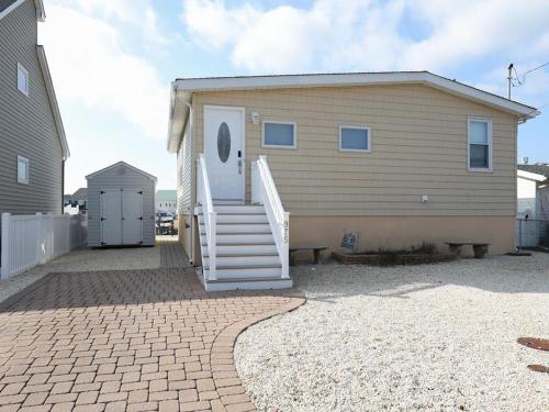 Beautiful Pet Friendly Lagoonfront Ranch In Beach Haven West! in Manahawkin, Vereinigte Staaten von Amerika