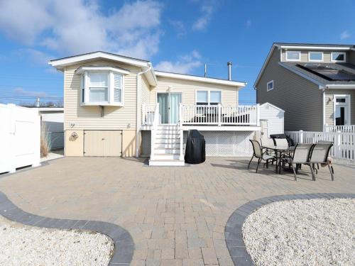 Beautiful Pet Friendly Lagoonfront Ranch In Beach Haven West! in Manahawkin, USA