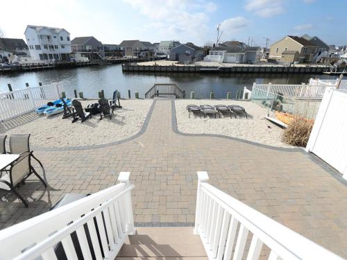 Beautiful Pet Friendly Lagoonfront Ranch In Beach Haven West! in Manahawkin, USA