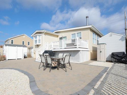 Beautiful Pet Friendly Lagoonfront Ranch In Beach Haven West! in Manahawkin, USA